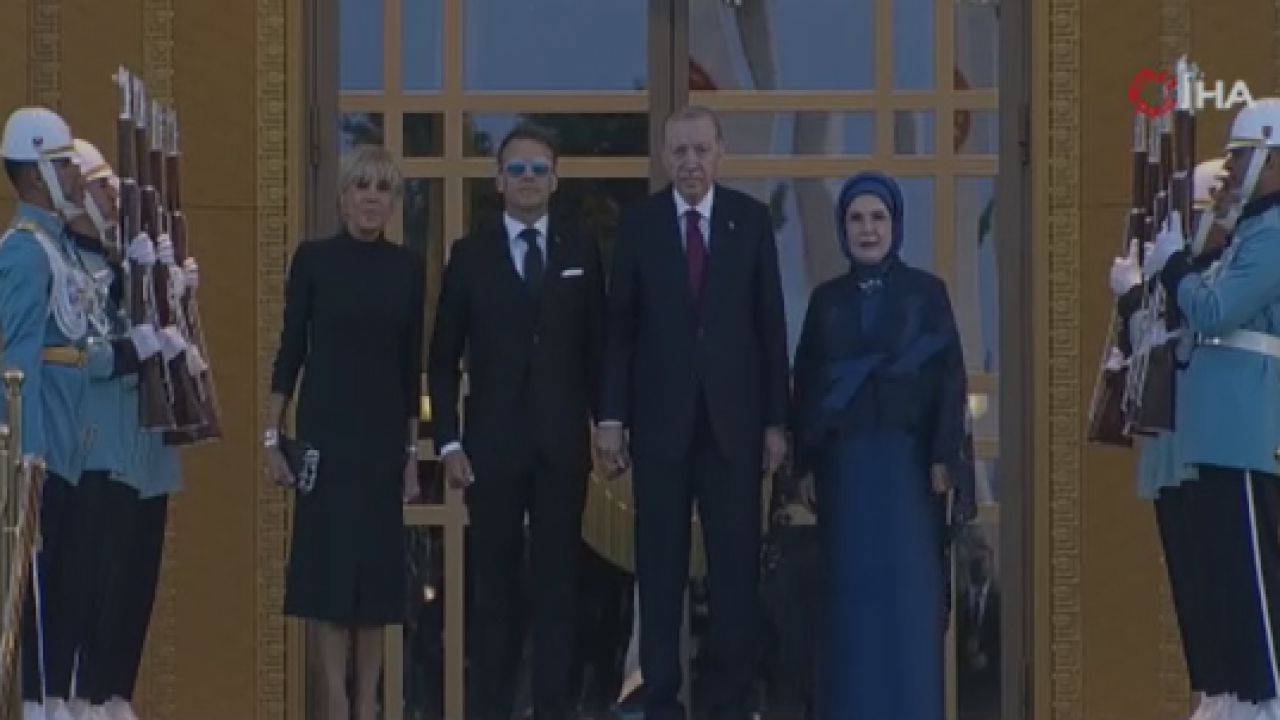 Macron protokol kurallarını unuttu! Emine Erdoğan, izin vermedi