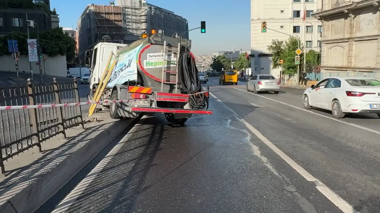 Beyoğlu'nda belediye aracı refüje çarptı