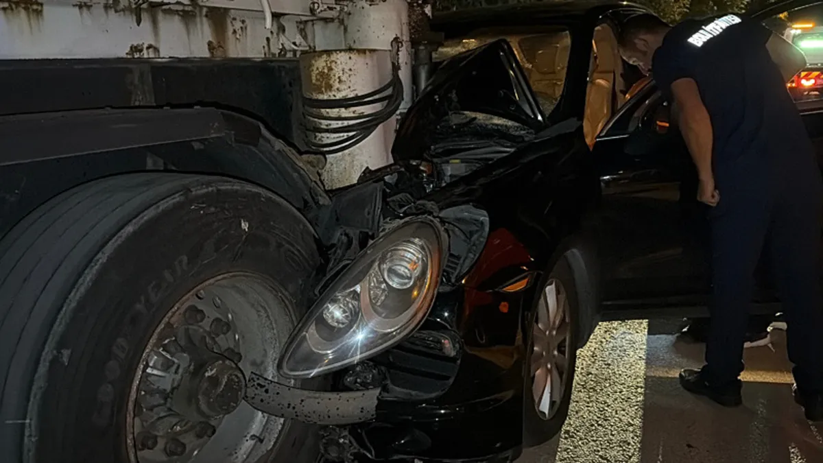 Bolu'da feci kaza! Lüks araç, park halindeki tıra çarptı: 1 yaralı