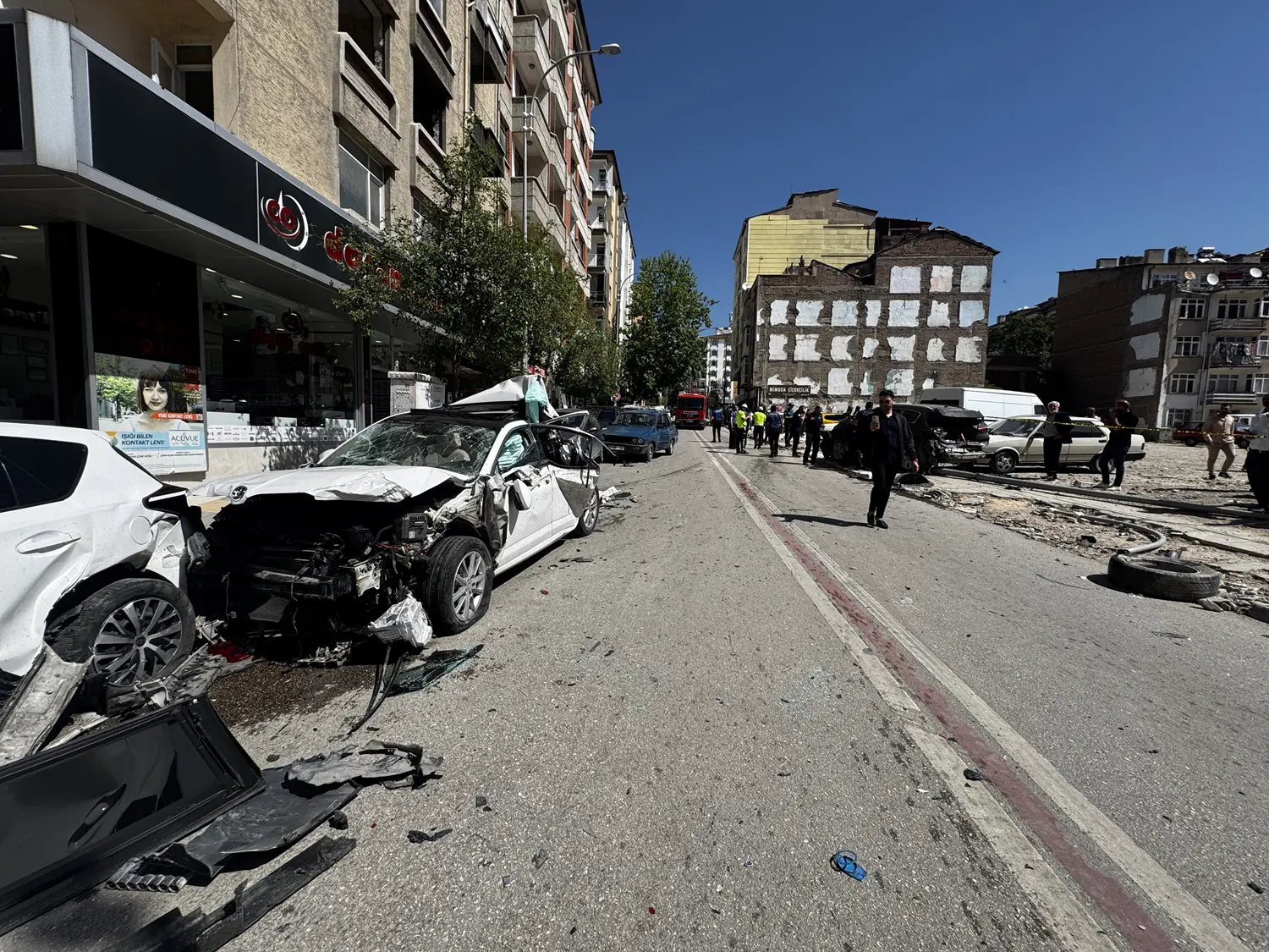 Freni patlayan kamyon dehşet saçtı! 10 araca çarptı:5 kişi yaralı