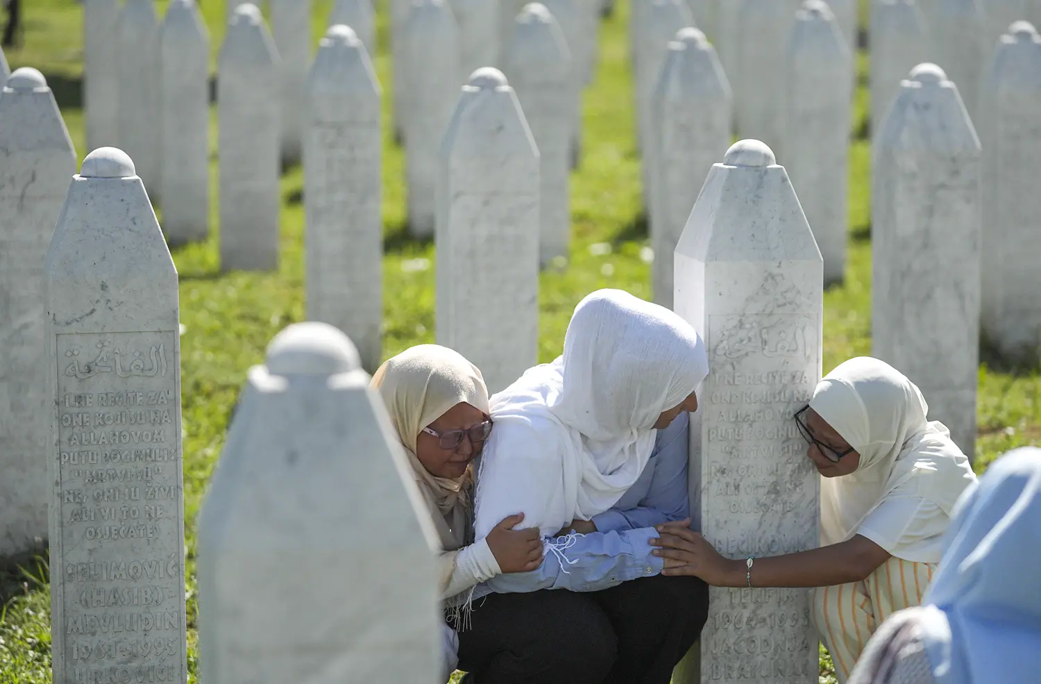 31 yıldır dinmeyen acı: Srebrenitsa Soykırımı'nın 10 kurbanı daha defnedildi