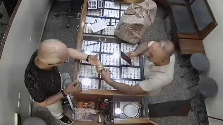 Manisa'da kuyumcu dükkanında hırsızlık kamerada! 15 altın bileziği alıp böyle kaçtı