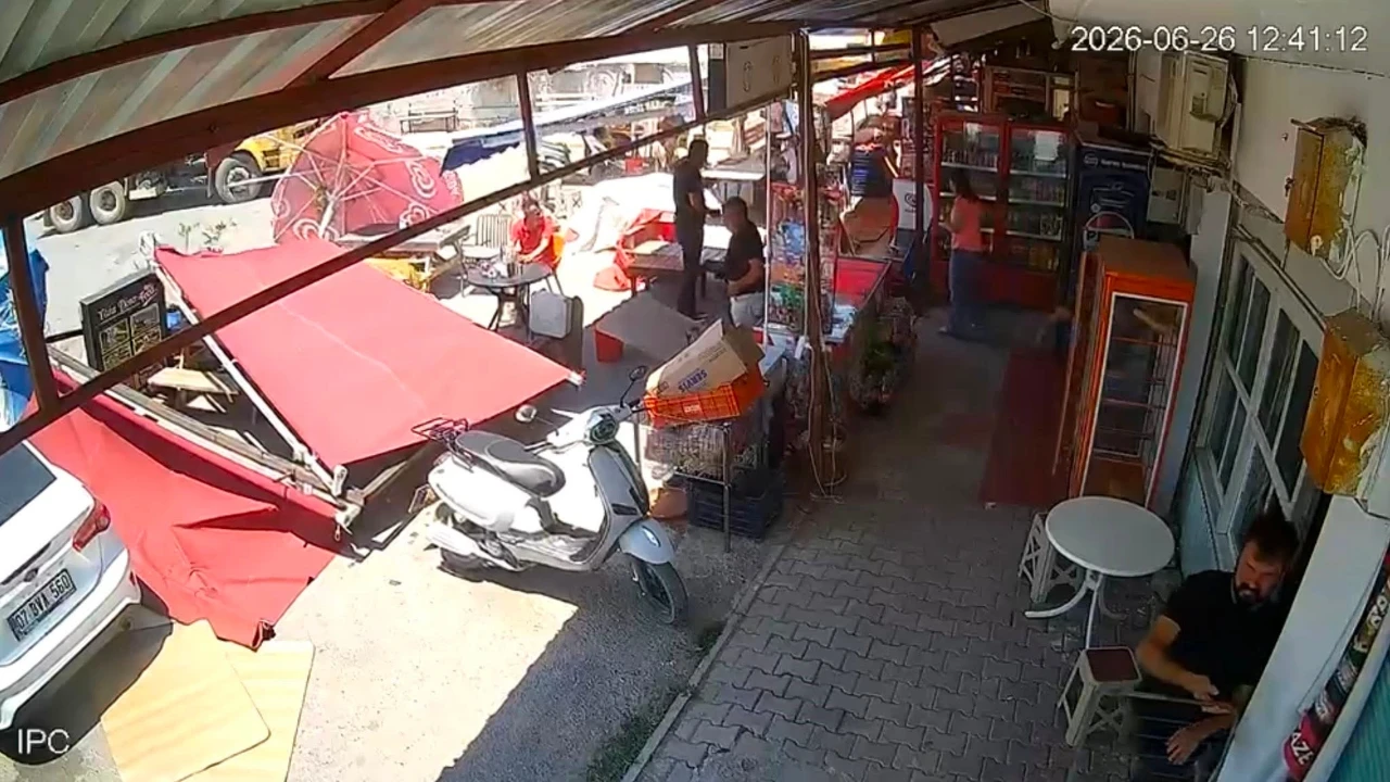 Serik'te hortum çıktı, üzerine tente devrilen vatandaş çevredekilerin yardımıyla kurtarıldı