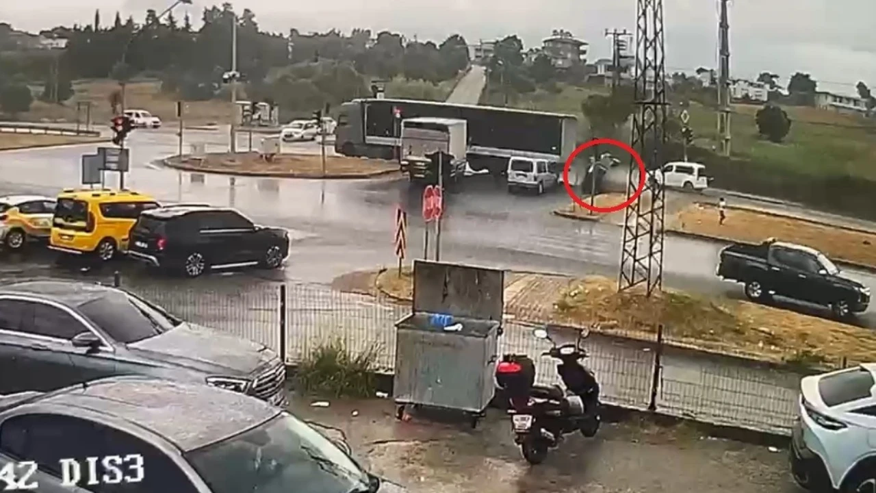 Tır otomobili sürükleyip takla attırdı:Tır otomobili sürükleyip takla attırdı