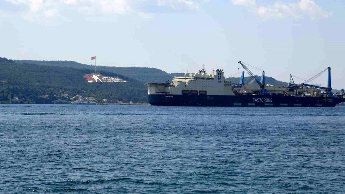 Dev boru döşeme gemisi 'Castorone' Çanakkale Boğazı'ndan geçti
