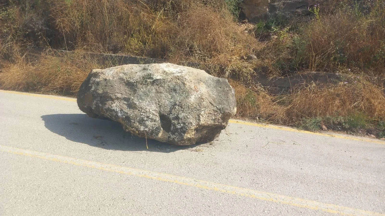 Bilecik'te yolu kapatan kaya ekiplerin müdahalesiyle kaldırıldı