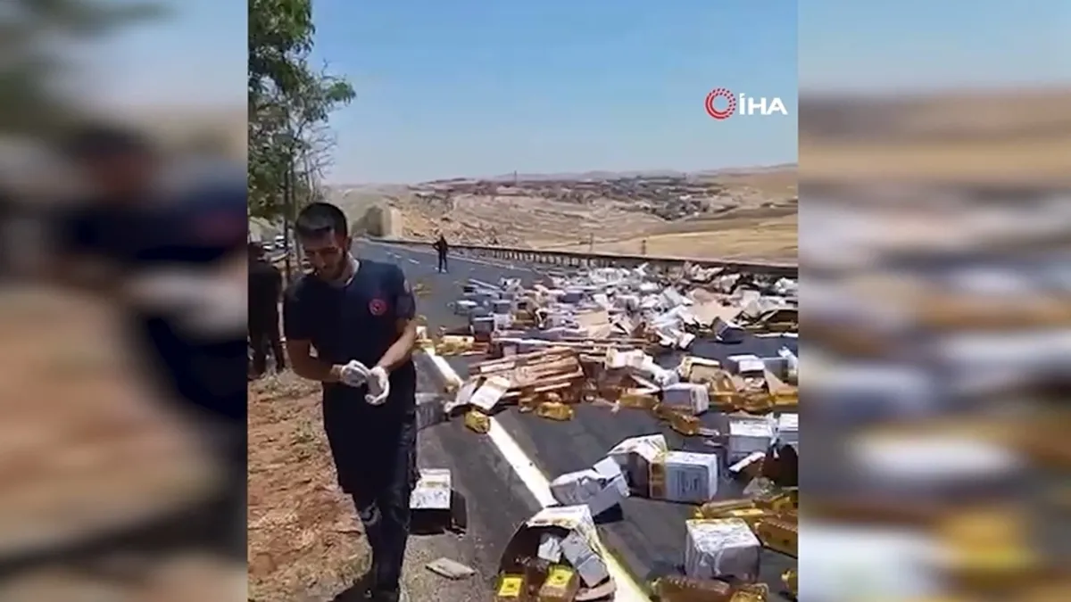 Devrilen tırdaki yağ bidonları yola savruldu