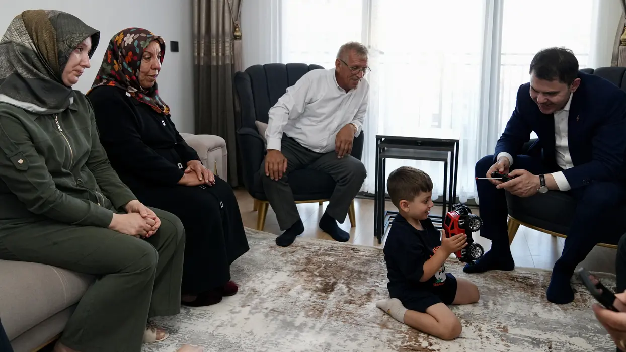 Bakan Kurum'dan depremzede aileye duygulandıran ziyaret! 40 günlükken yetim kaldı, Yusuf'a dedesi sahip çıktı