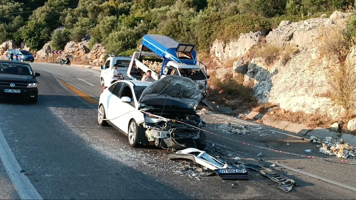 Antalya'da kamyonet ile otomobil çarpıştı: 2 sürücü yaralı