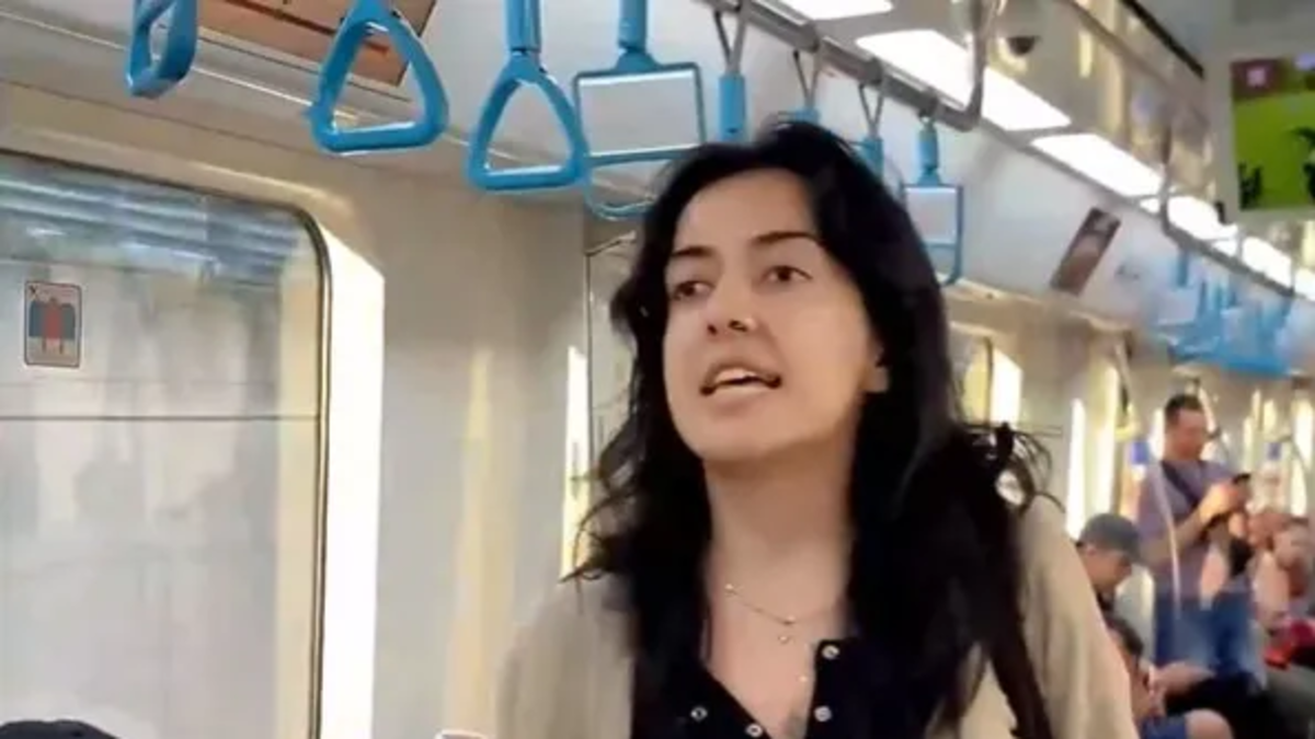 Toplu taşıma aracında akılalmaz propaganda! Kısa sürede tepkilerin odağı oldu: Çocukların olduğu vagonda…