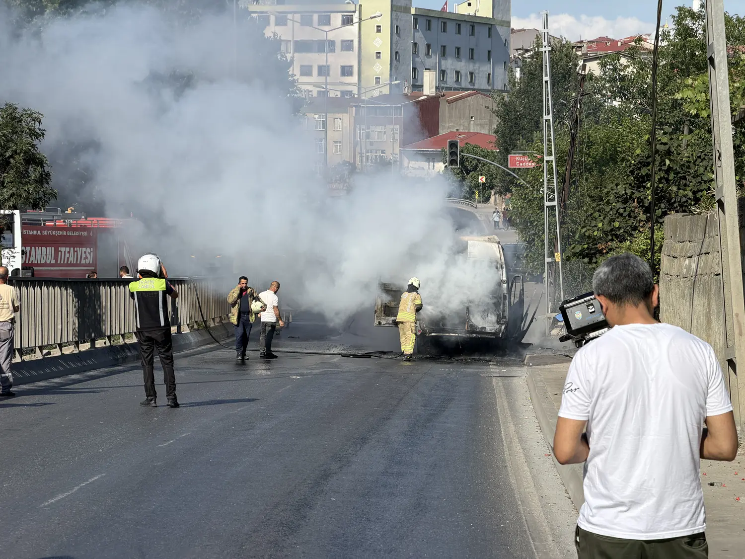 Trafikte yoğunluk oluştu! İstanbul'un göbeğinde minibüs alevler içinde kaldı