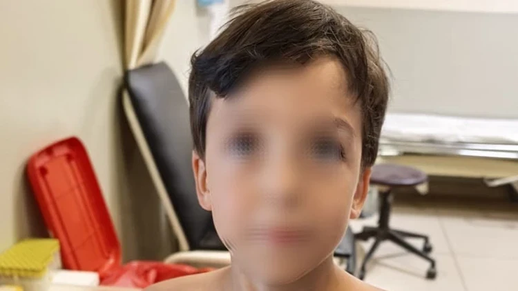 Çiftlikte oyun oynayan 7 yaşındaki çocuğun göğsüne yapışan kene çıkarıldı