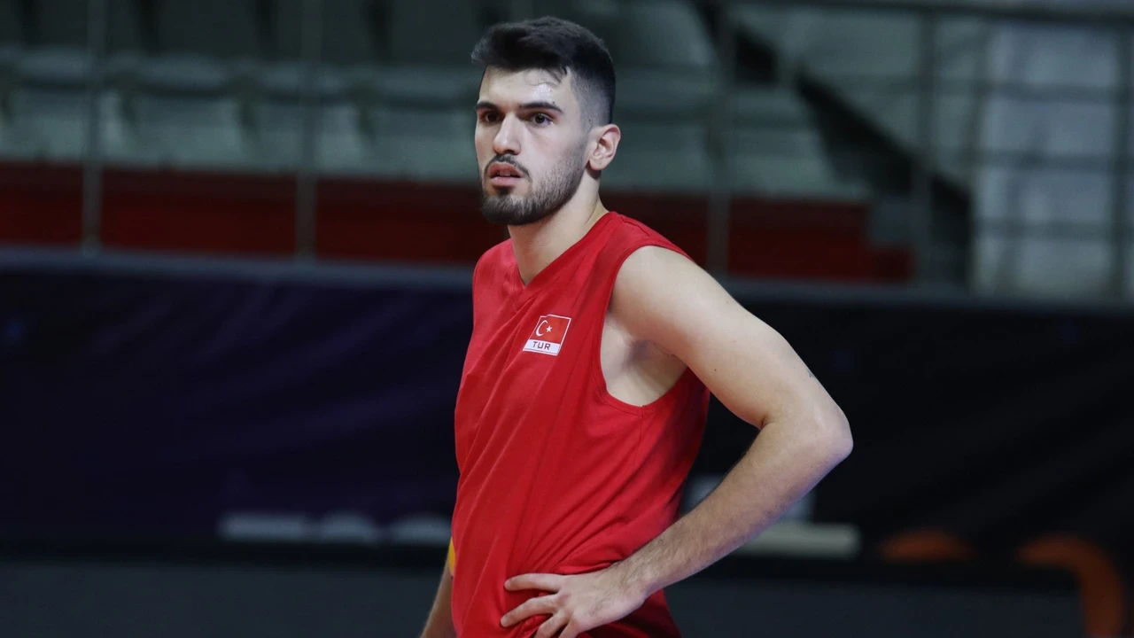 Milli voleybolcu Efe Bayram'ın yeni adresi Voley Prata