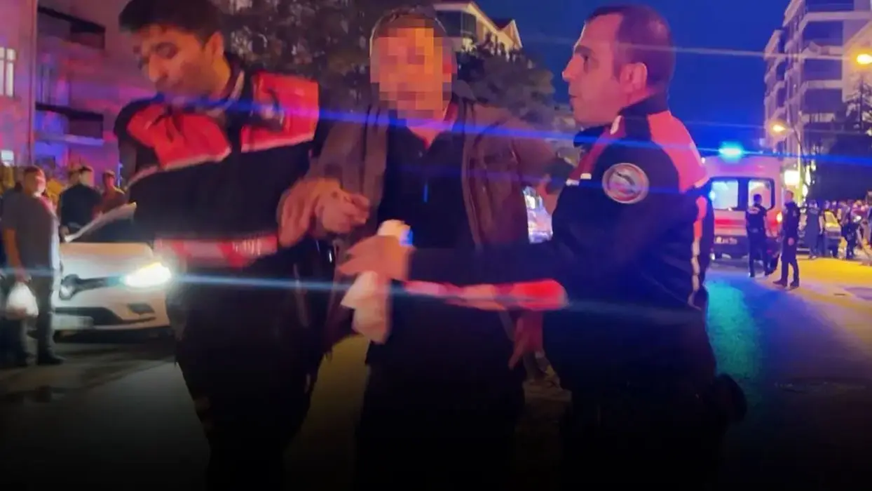 Takip etti sokakta saldırdı! Kızını rahatsız eden gencin kulağını kesti