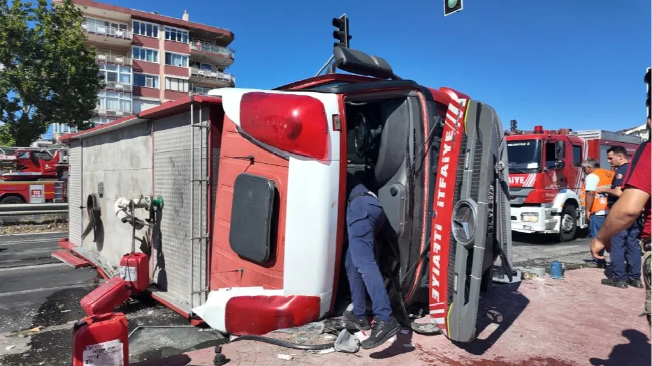 Yangına giden itfaiye aracı devrildi! 2 personel yaralandı