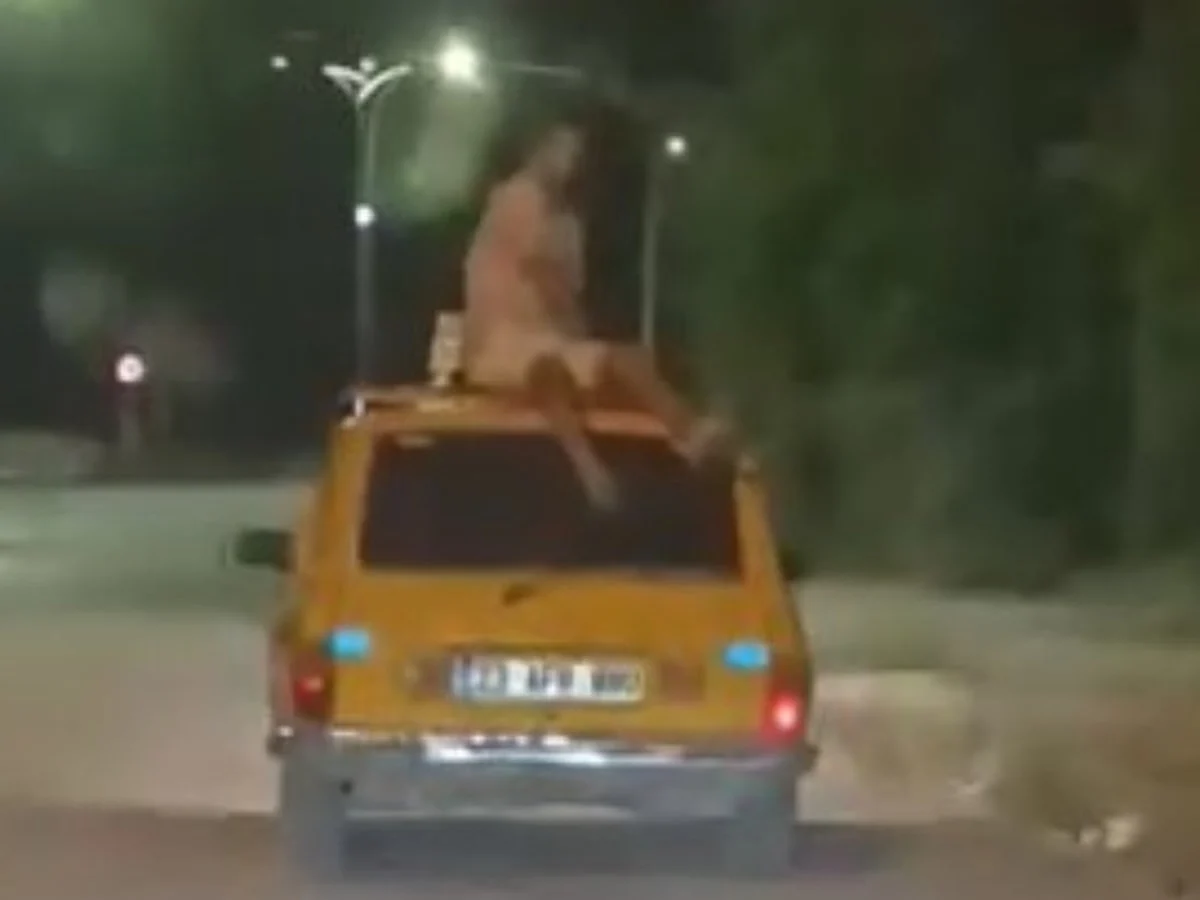 Elazığ’da otomobil tavanında tehlikeli yolculuk
