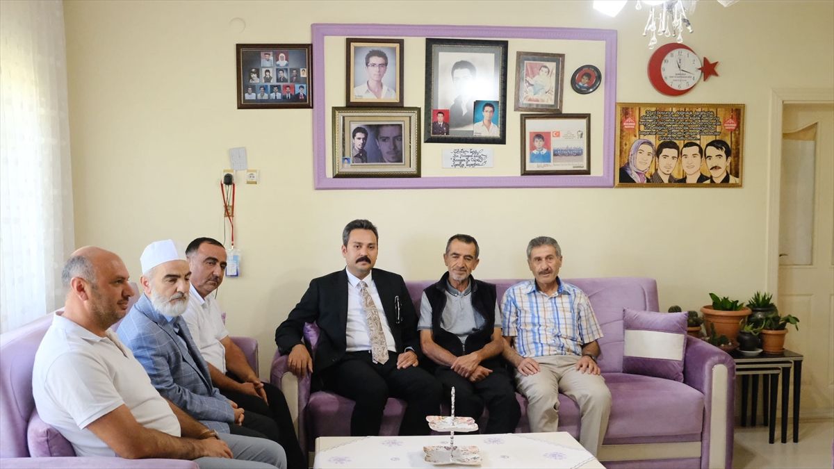 Sivas'ta gazeteci Burak Erdoğmuş, mezarı başında anıldı