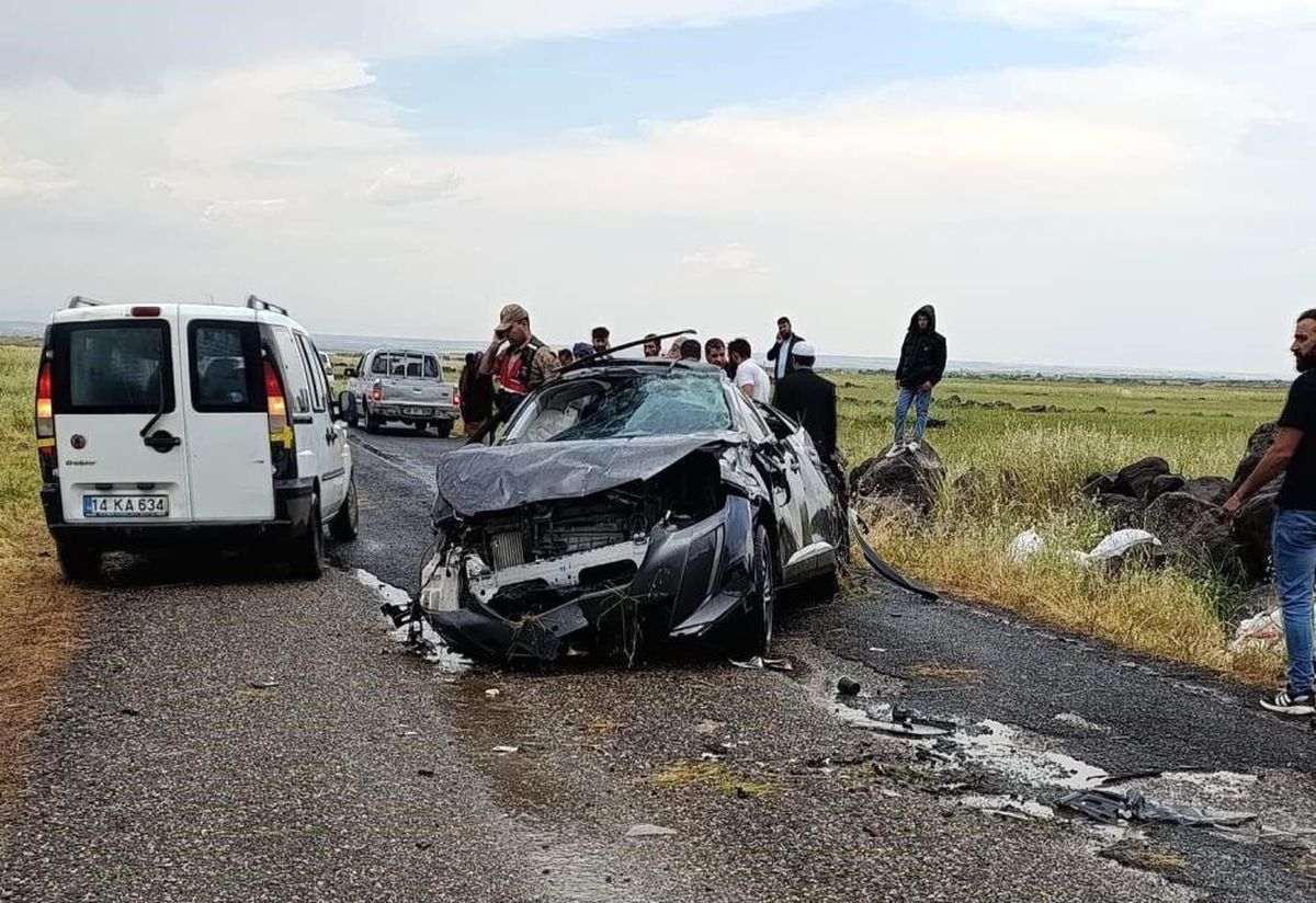 Diyarbakır'da 2 kişinin öldüğü kaza anı cep telefonu kamerasına yansıdı