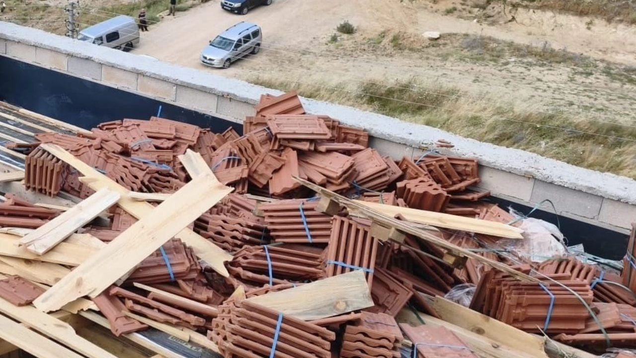 Çatıdaki kiremit yığını 2 genç işçinin üzerine çöktü!
