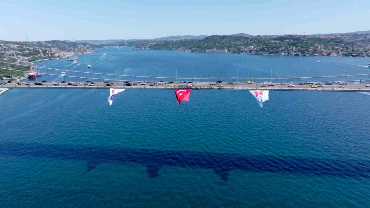 15 Temmuz Şehitler Köprüsü'ne dev Türk bayrağı asıldı