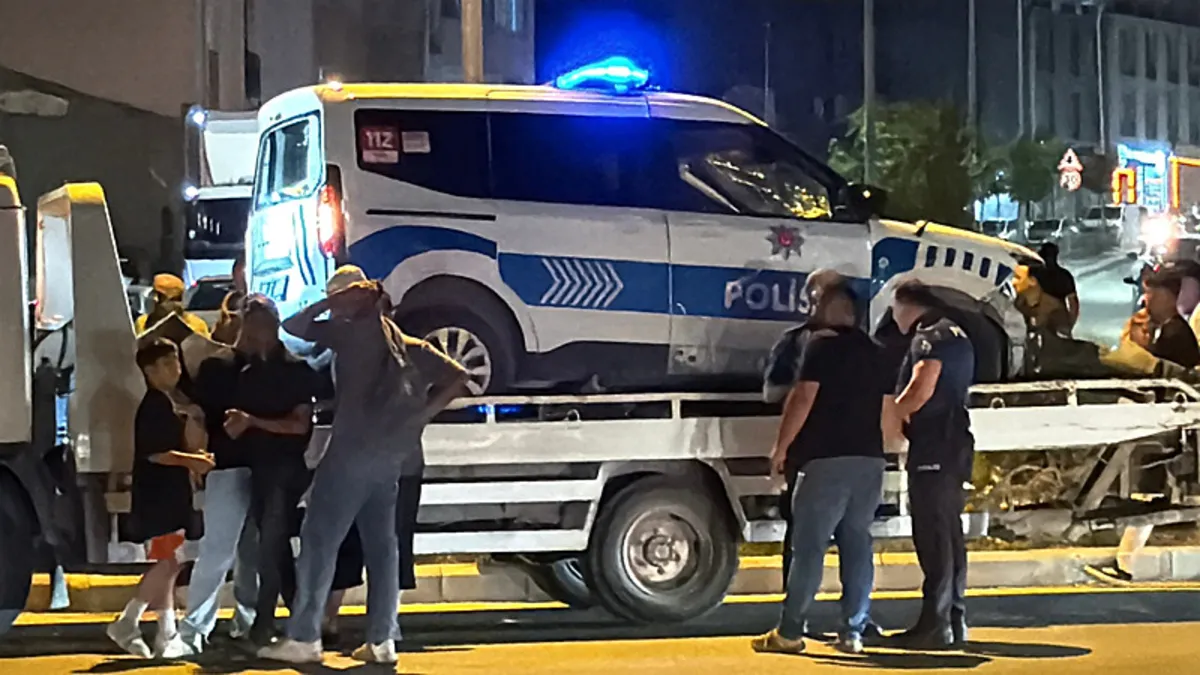 Eskişehir'de polis aracı ile otomobil çarpıştı: 2'si polis 3 yaralı