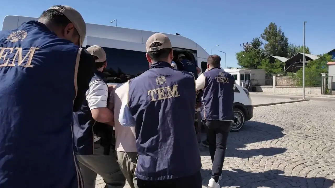 Üç ilde terör örgütü DEAŞ'a darbe: Cezaevine gönderildiler