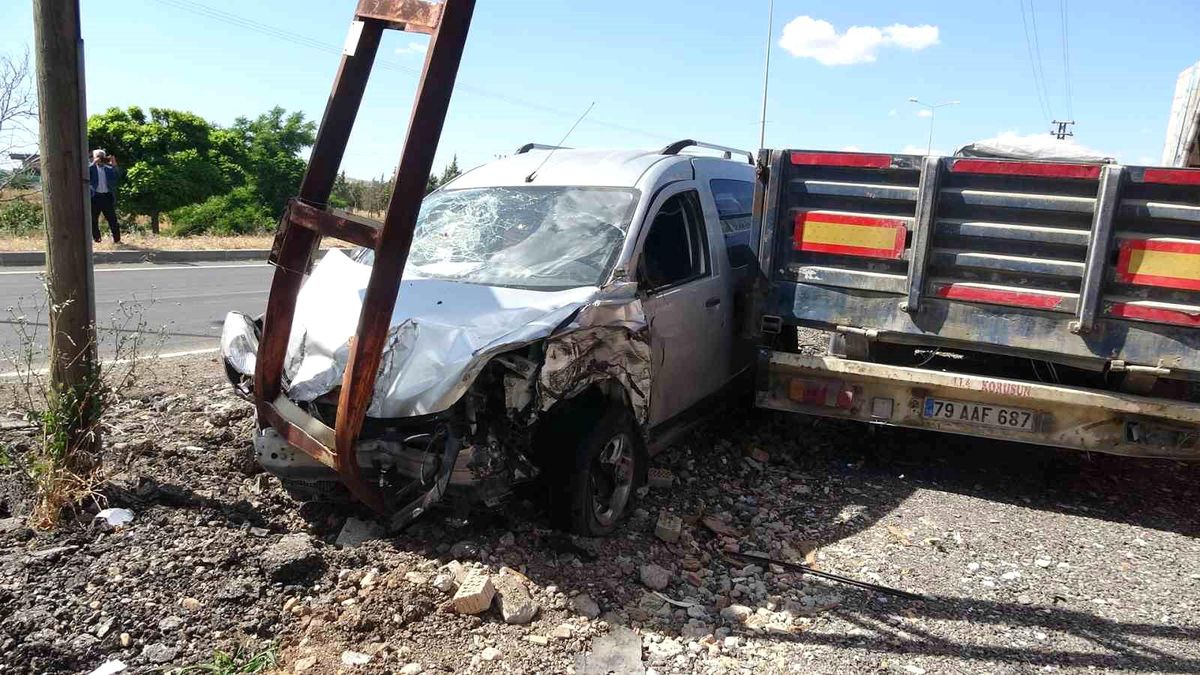 Ters yönden giden hafif ticari araç direğe çarptı: 1 yaralı
