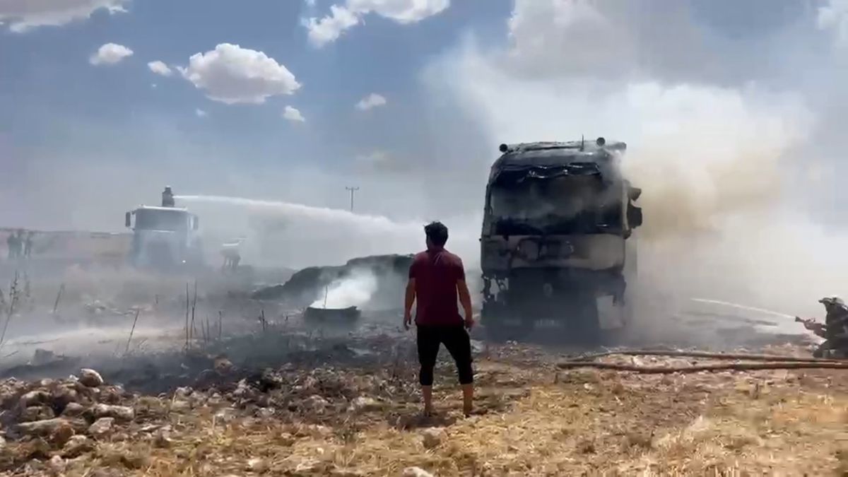 Şanlıurfa'da saman yüklü TIR yandı