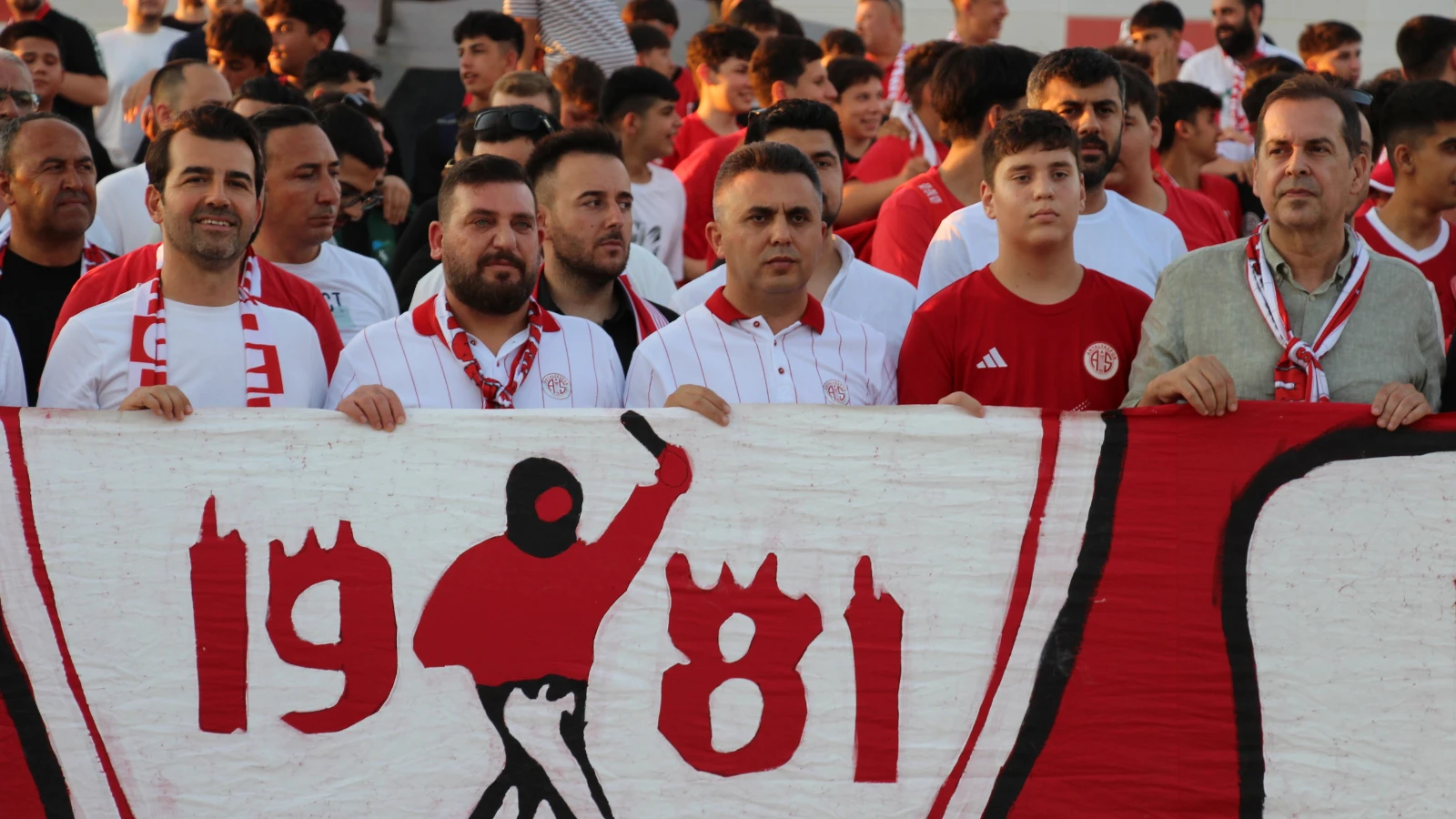 Antalyaspor'un yeni yönetimi taraftarla yürüyüş gerçekleştirdi