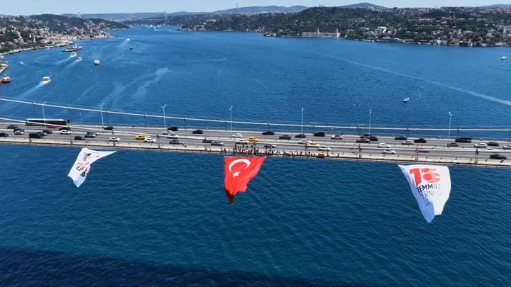 İstanbul Boğazı'ndaki köprülere Türk bayrağı asıldı