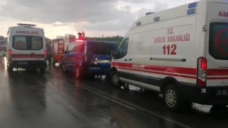 Isparta’da tur minibüsü şarampole yuvarlandı: 4 ölü, 16 yaralı