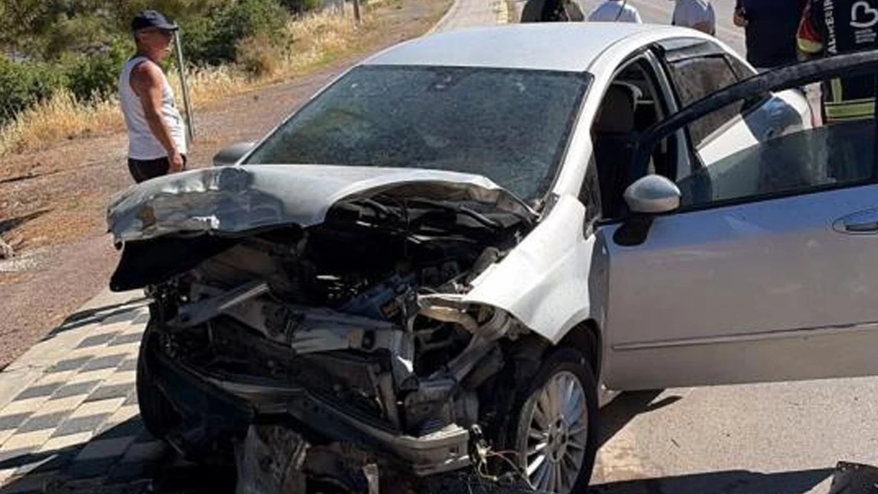 Ayvalık'ta trafik kazası: Araçta sıkışan sürücüyü itfaiye kurtardı
