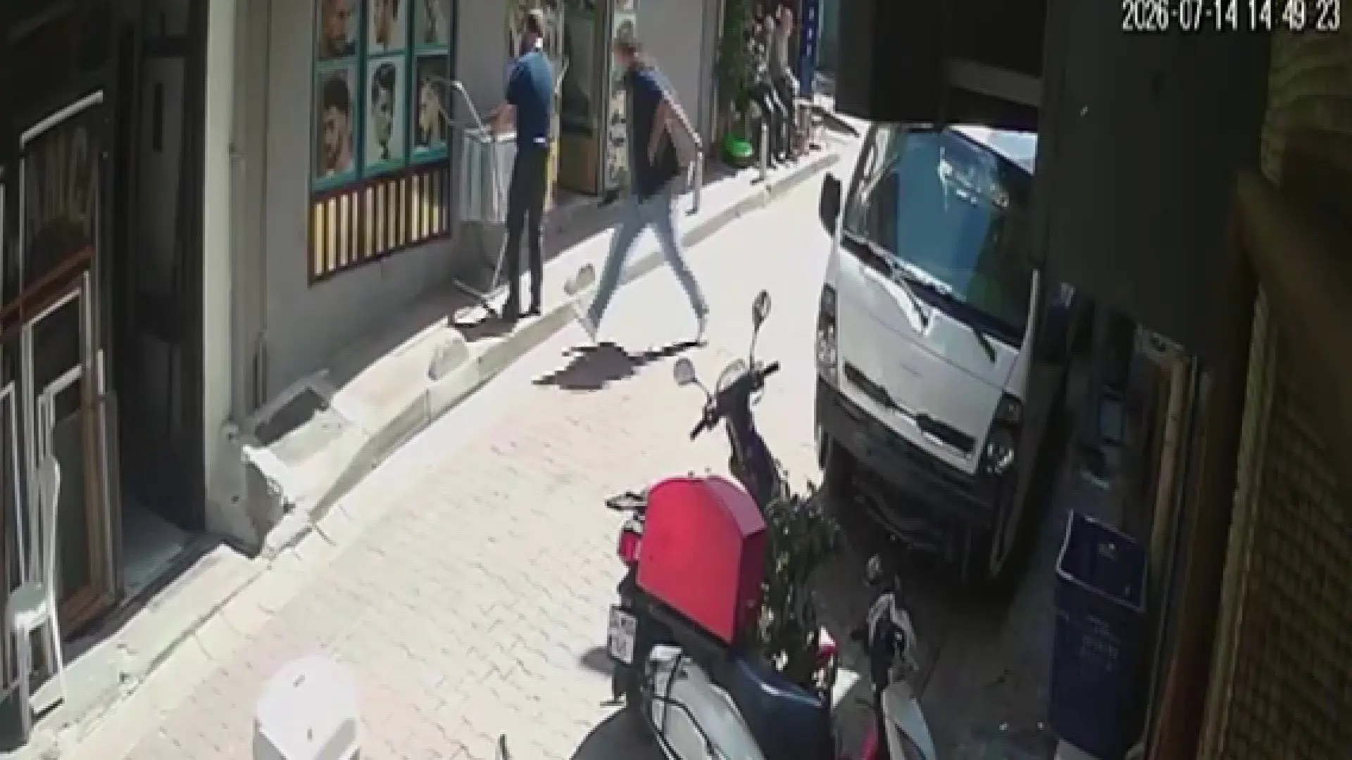 İstanbul'da akılalmaz olay: Tıraşı beğenmedi, berbere dehşeti yaşattı