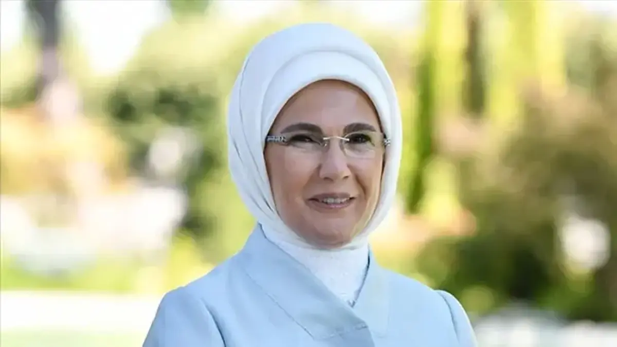 Emine Erdoğan'dan karne alan öğrencilere tebrik