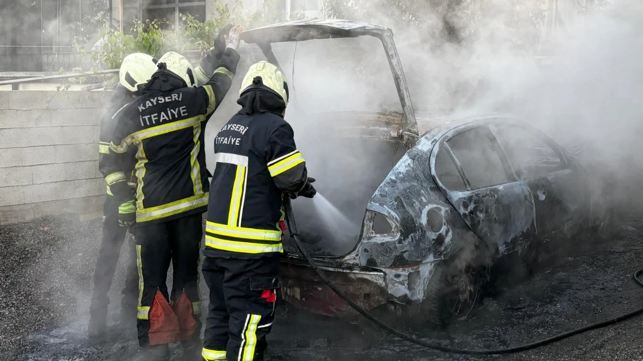 Kayseri'de park halindeki otomobil alevlere teslim oldu