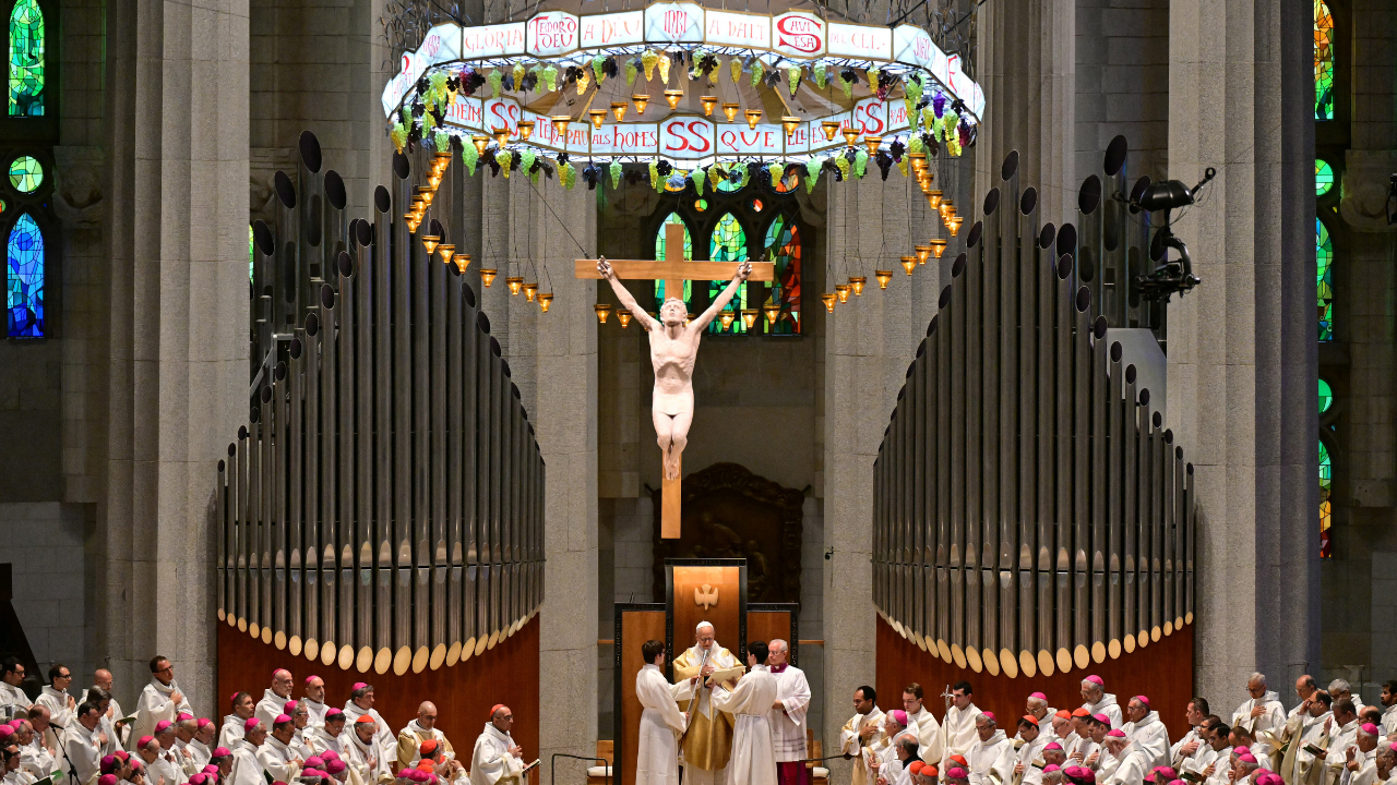 144 yıllık inşaatta tarihi eşik: Papa Leo, Sagrada Família'nın en yüksek kulesini kutsadı