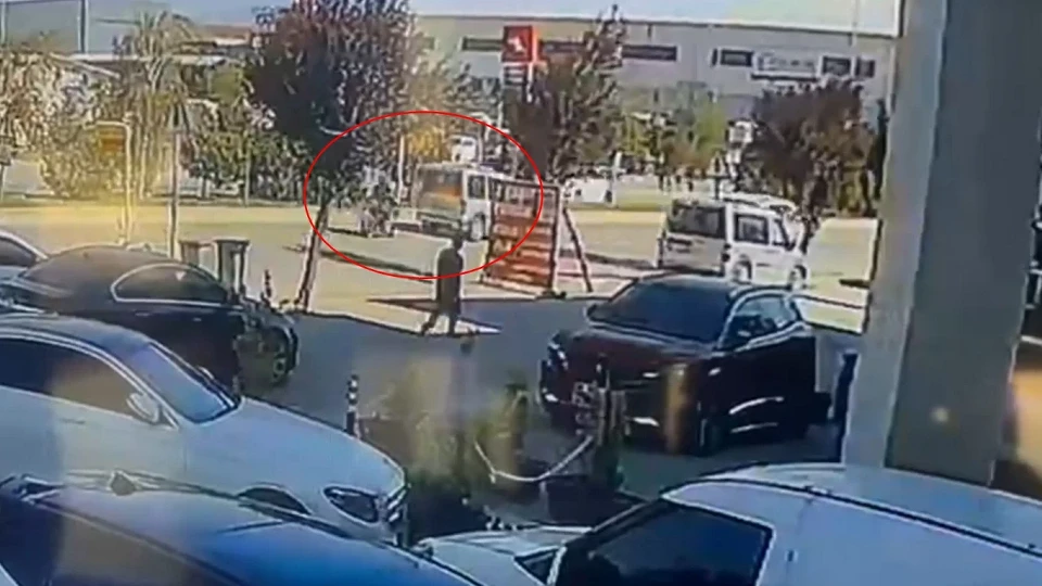 Motosiklet ile hafif ticari aracın çarpıştığı kaza kamerada: Bir kişi yaralandı