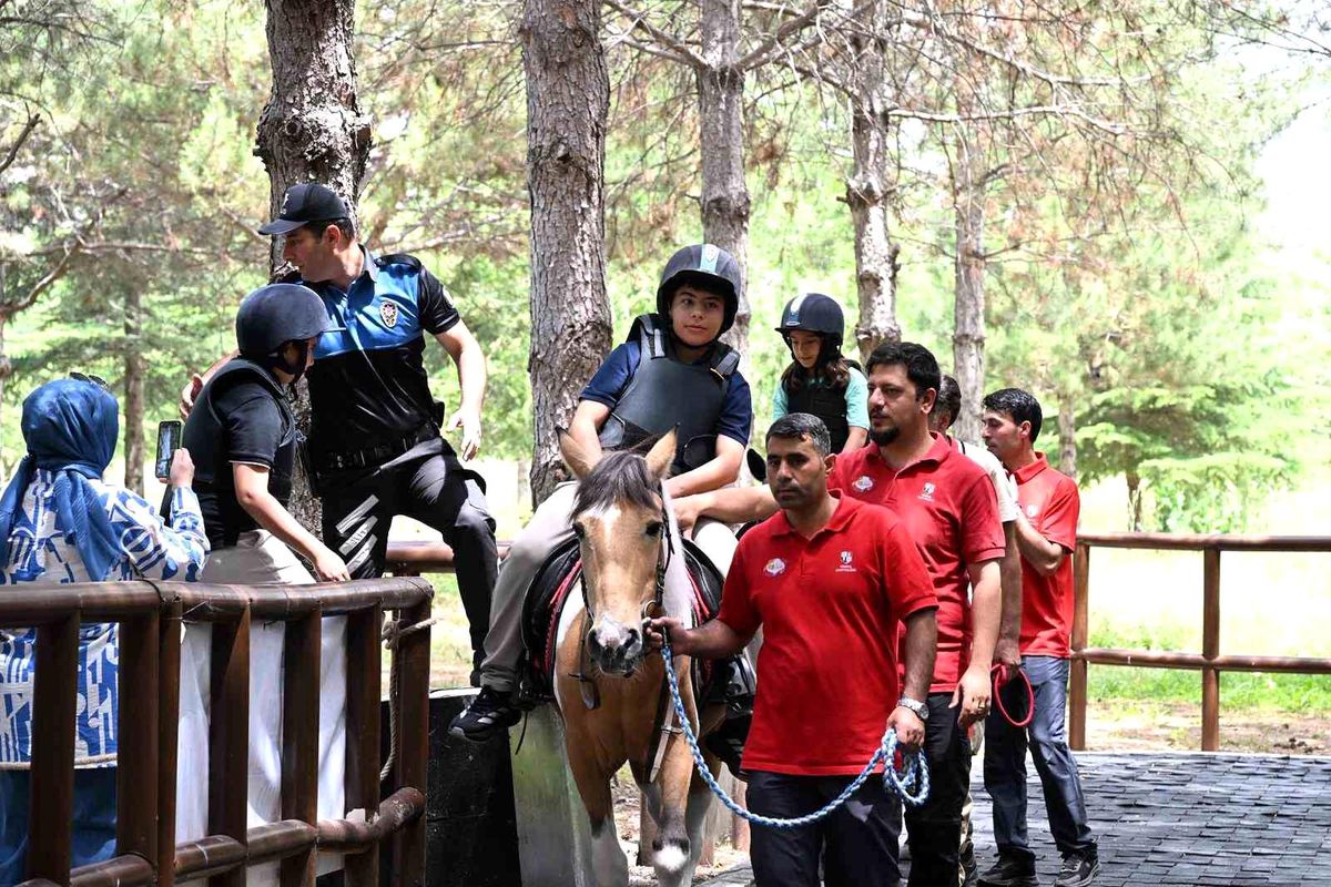 EMŞAV şehit ve gazi çocuklarıyla bir araya geldi