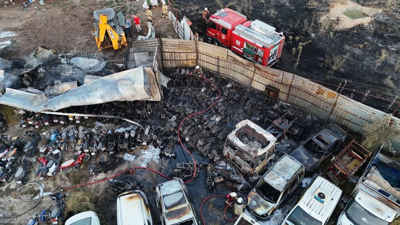 İzmir'de yediemin otoparkında yangın: Çok sayıda araç kül oldu!