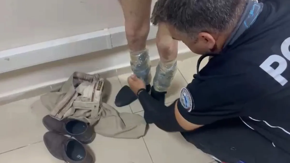 Hapis cezasından aranıyordu! Vücuduna esrar sarılı halde yakalandı