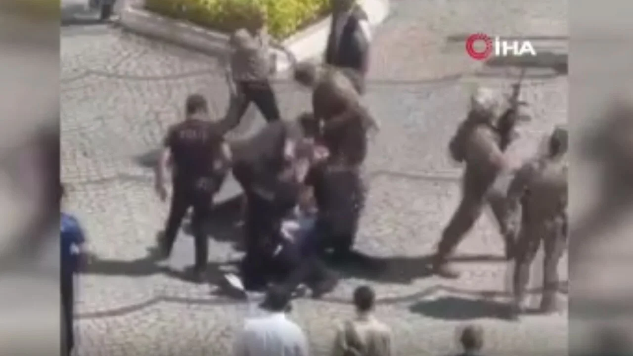 Adaleti adliyede bırakıp kapı önünde birbirlerine girdiler