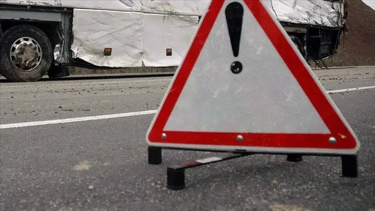 Mısır'da tur otobüsü kamyona çarptı: 26 Türk vatandaşı yaralandı