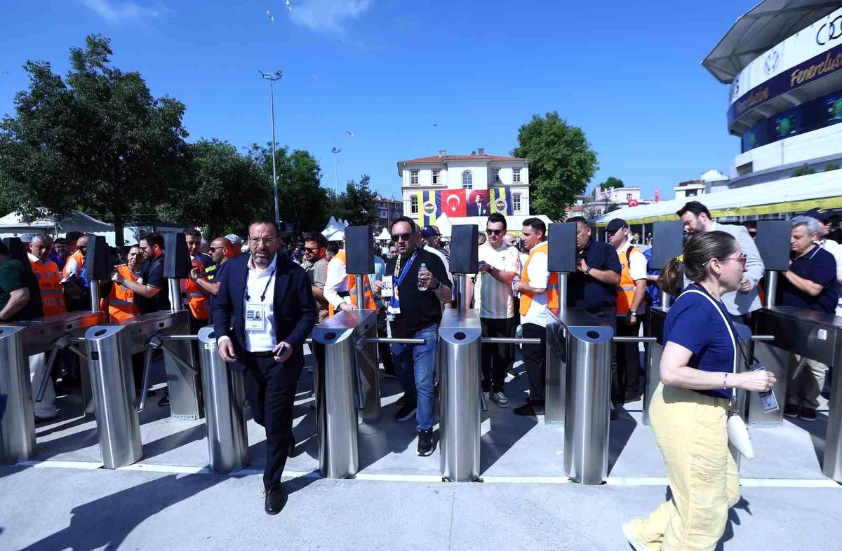 Fenerbahçe'de olağanüstü seçimli genel kurul toplantısı başladı