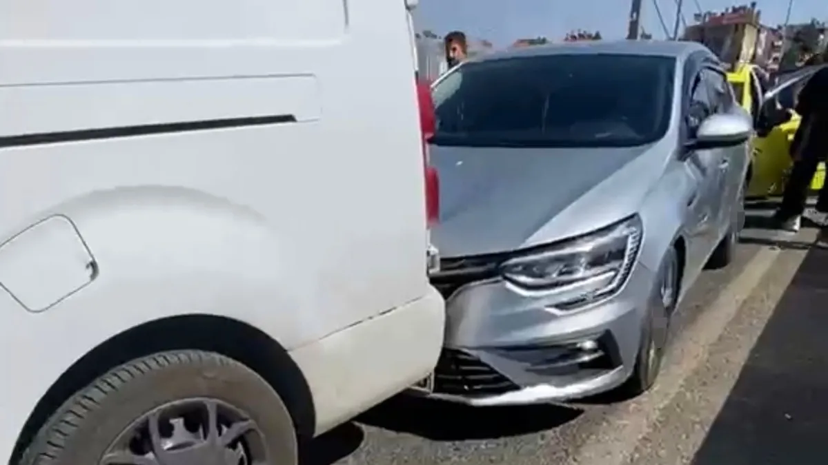 Bingöl'de zincirleme kaza! 4 araç birbirine girdi
