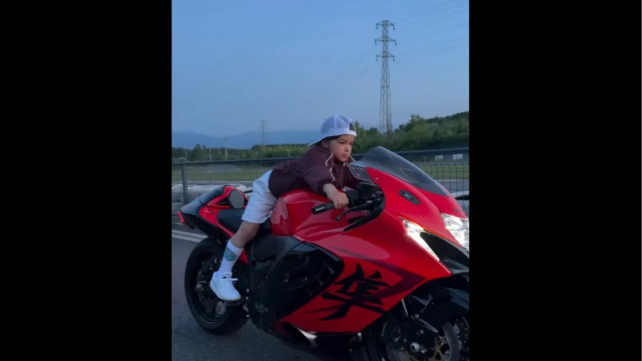 Zayn Sofuoğlu'dan 450 beygirlik şov! 270 kiloluk motosikleti oyuncak gibi sürdü