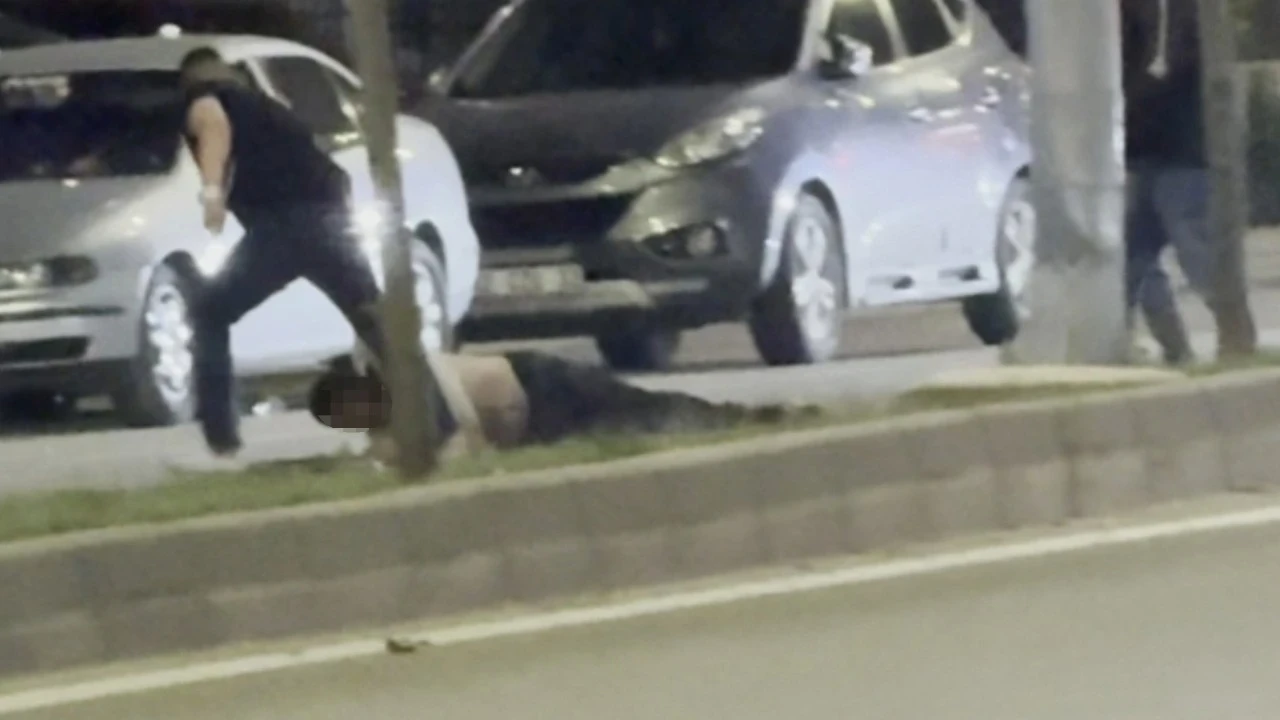 Atılan tokatla yere düşerek bayılan kişiyi sürükleyerek götürdü