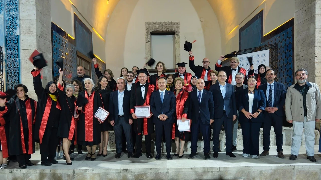 TOGÜ Tazelenme Üniversitesi’nde ilk mezuniyet coşkusu: 60 yaş üstü öğrenciler kep attı