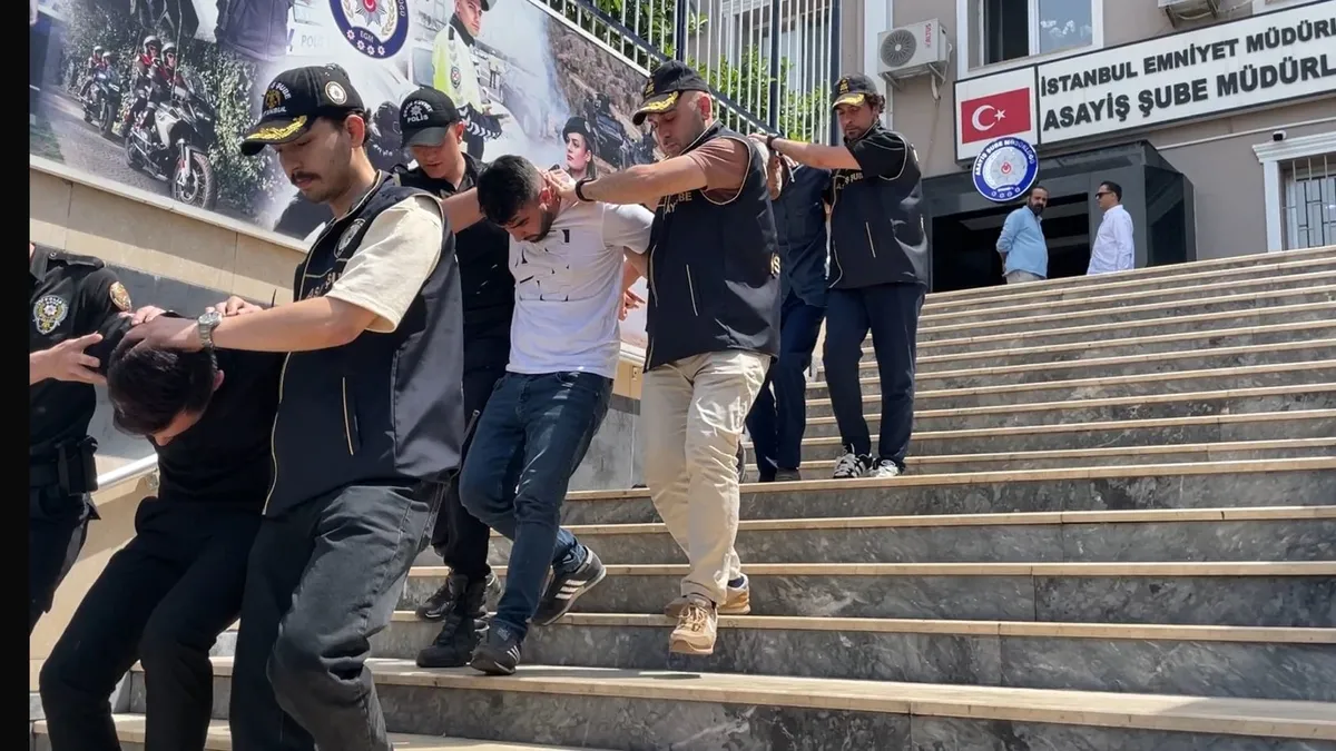 İstanbul'da dehşete düşüren soygun: Havalimanı minibüsünün önü kesip 3 milyon değerinde ziynet eşya çaldılar! 8 kişi tutuklandı