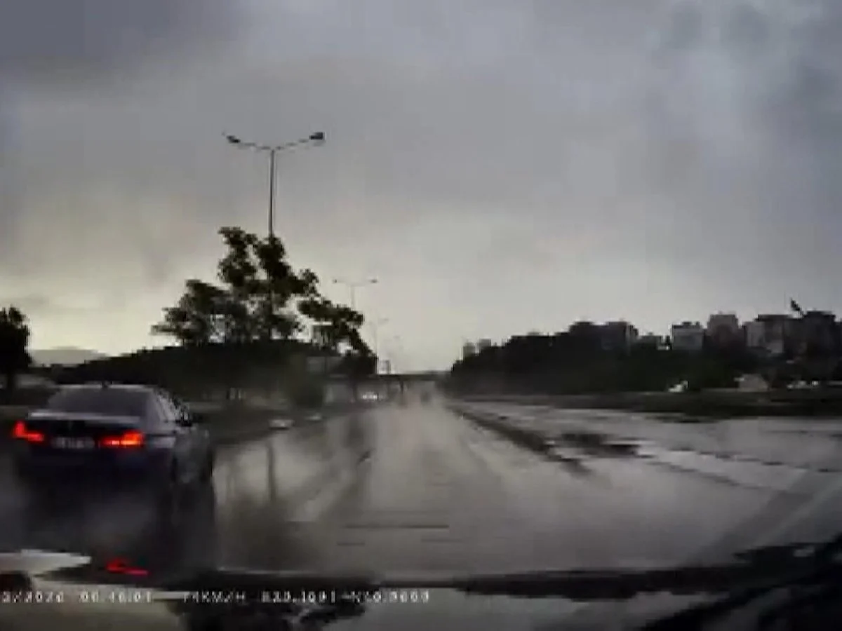 İstanbul'da otomobilin kayganlaşan yolda bariyere çarptığı anlar kamerada