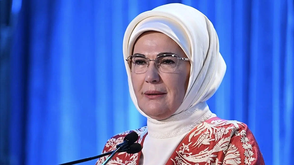 Emine Erdoğan'dan Bakan Kurum'a tebrik: Marmara Denizi yeniden hayat buluyor